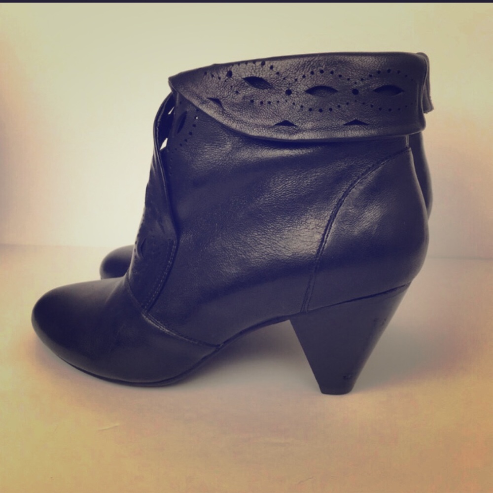Miz Mooz ❤️ Leather w daffodil laser cutouts